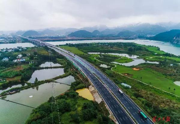 建设| 武汉企业参建的广西首条八车道高速路通车,沿途风景秀丽